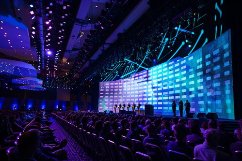 光影與空間的交響 音樂(lè)廳舞臺(tái)設(shè)計(jì)的藝術(shù)攝影與造型策劃